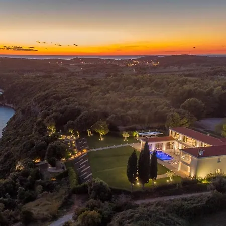 Vila With Beautiful Landscapes View Of Istria
